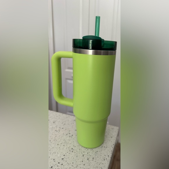 Stanley X Starbucks 30oz Latam/Mexico Spring 2025
Lime Green - Picture 3 of 6